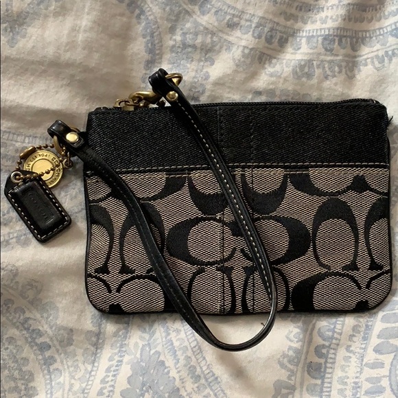 Coach wristlet “ almost new” - Picture 1 of 4